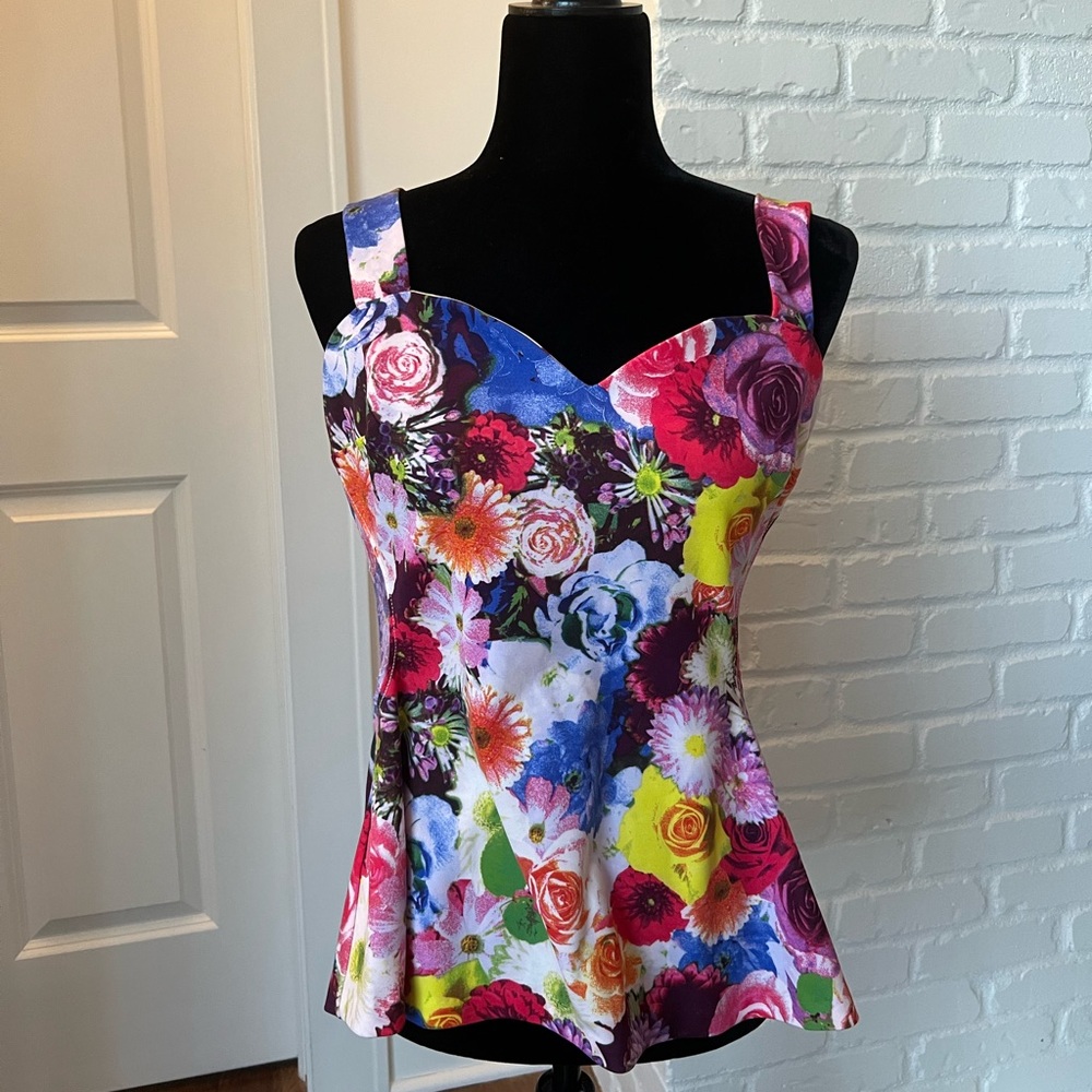 Beautiful Floral Guess Top, Sweetheart Neckline, Mesh Sides